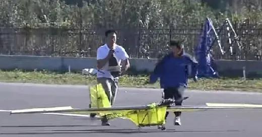 这些孩子们，做个玩具也就算了，还让飞机驼上六个袋子（玩六代机啊）！在学中玩，在