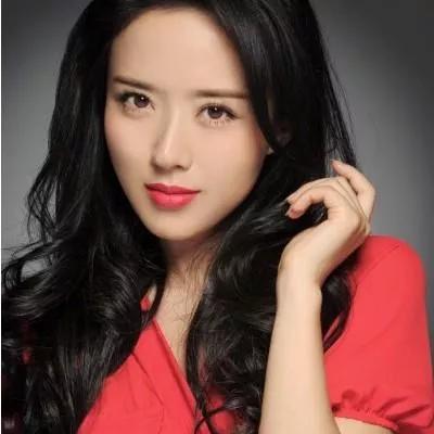 黑发红唇，温柔可人，优雅动人。红唇美人照红唇氛围感写真逆光红唇写真红唇美人