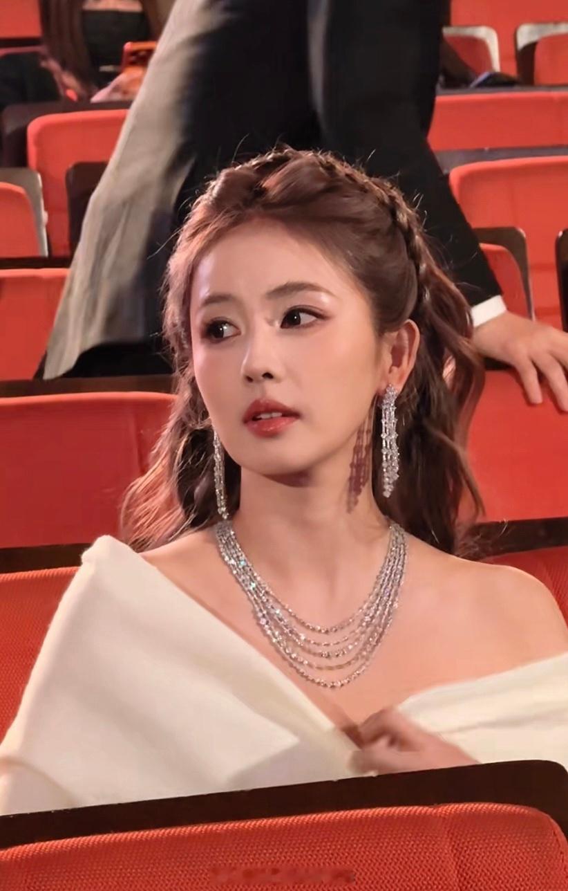 生视频里随便一截的白鹿美貌​​​