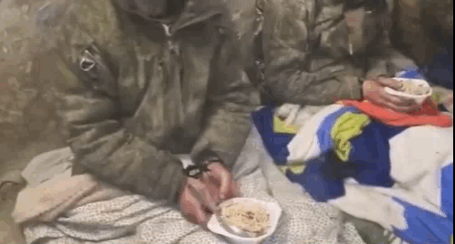 一小撮俄军士兵试图前往哈尔科夫州的基夫沙里夫卡村打卡，旗帜都准备好了，结果被乌军