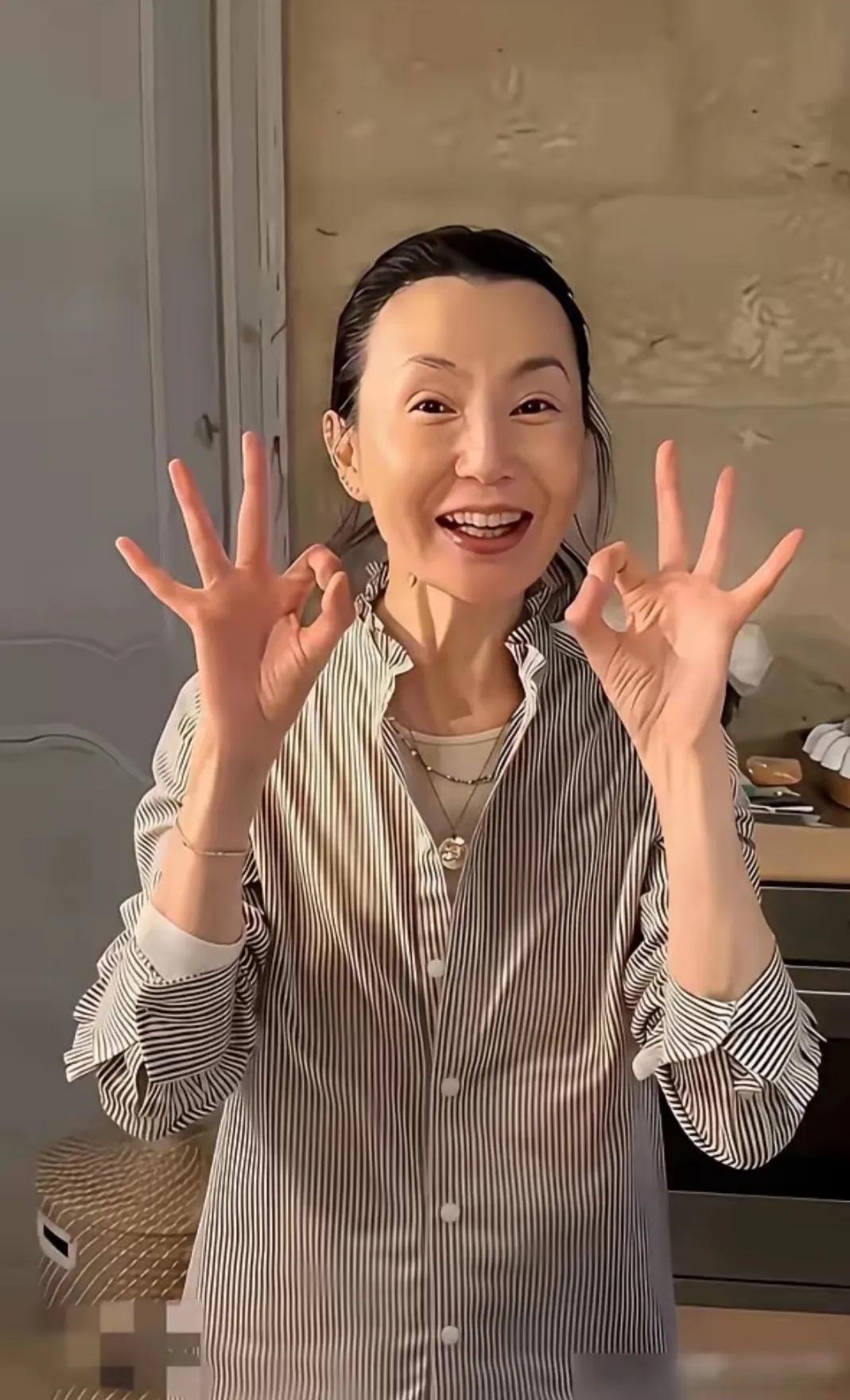 谁也抵挡不老岁月，脸老了那是自然，61岁的张曼玉她其实不怎么老，只不过是瘦了一点
