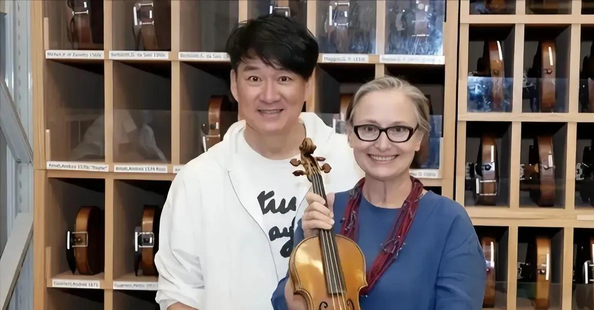周华健还是很重情义的，结婚的时候没钱跟康萃兰举办婚礼，但是自己结婚后功成名就，也