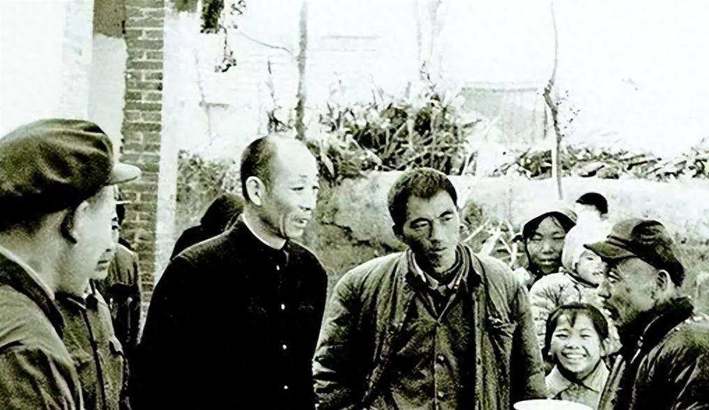 1980年山东一位烈士遗孀只想吃顿肉，菏泽地委书记愧疚之下狠狠抽了自己耳光，背后