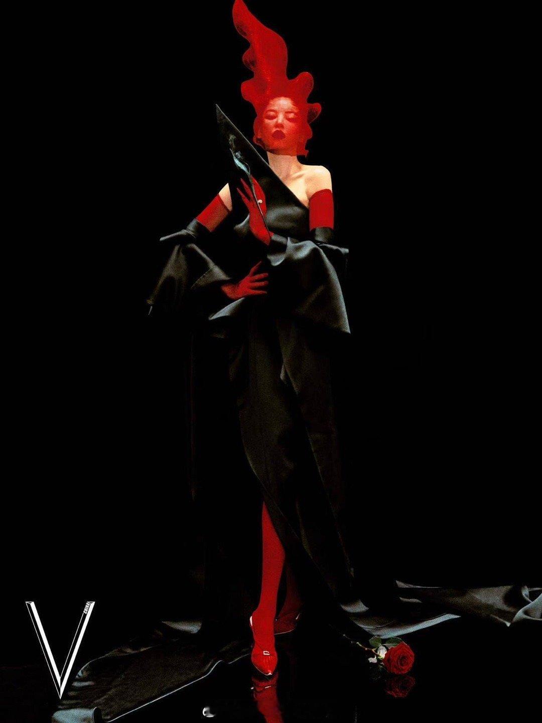 辛芷蕾再登V中文版封面封面释放危险魅力，辛芷蕾皮草光影与鞋履方扣形成呼应，Ni