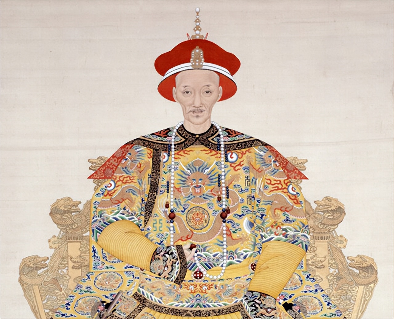 1807年，嘉庆帝的儿子绵宁喝得微醺，宠幸了一个婢女，婢女怀孕，绵宁却说：“滚，