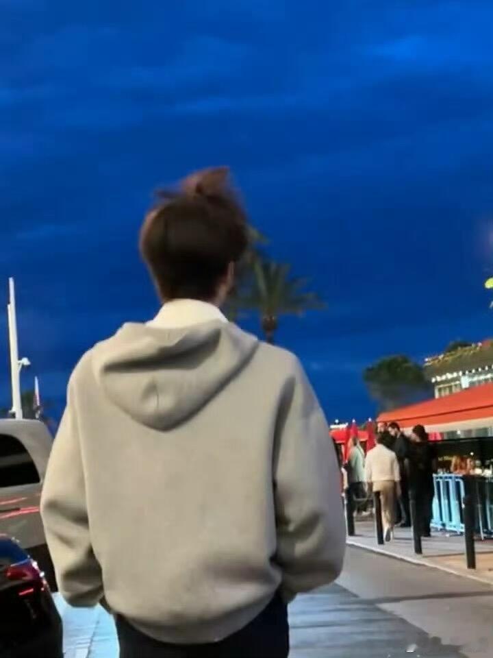 张凌赫张凌赫竟然发了六十张live图😭这跟报备有什么区别张凌赫｜