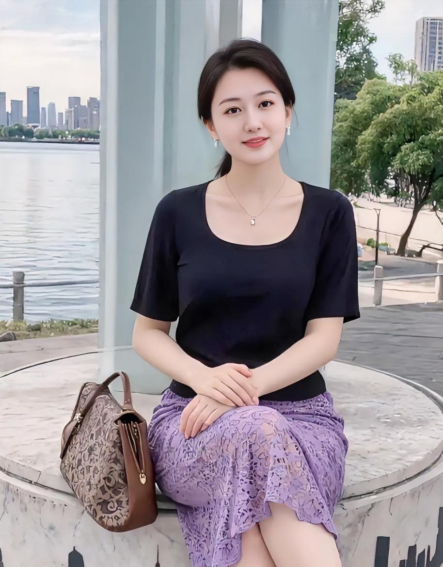 《江风轻吻紫裙边》黑衫沉静，紫裙镂空着温柔，大理石台，承接江风的轻抚。