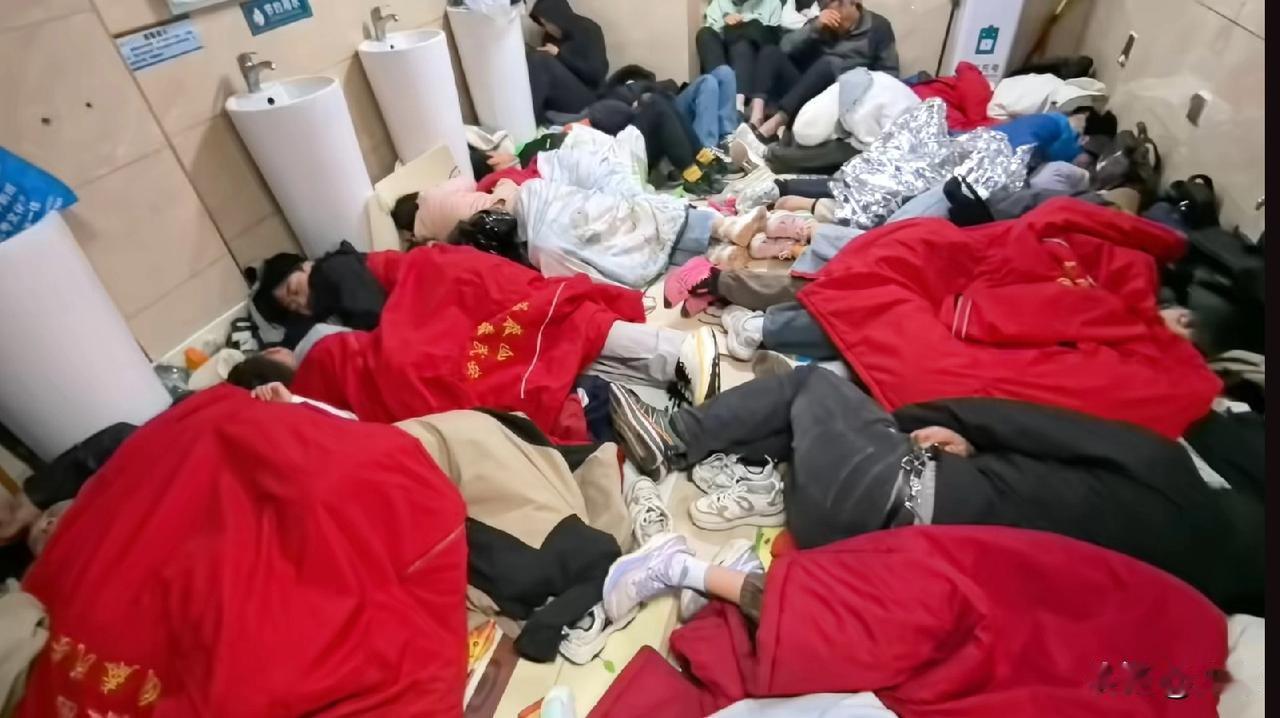 泰山厕所睡满了人，也不分男女了，地板打地铺，都是年轻人挤在一起，不过门外洗手间，