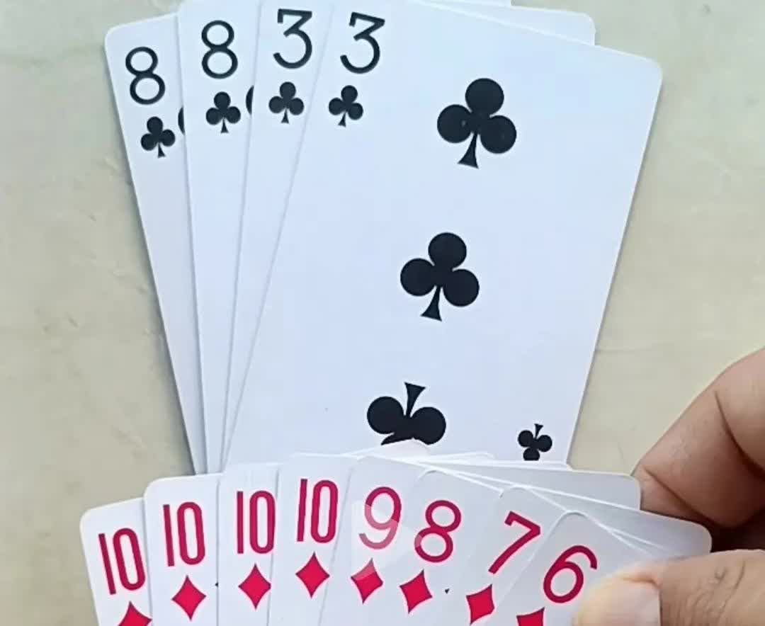 摸到这把牌，估计地主哭晕在厕所了，一手炸带着四张单牌，这可咋整？如图所示