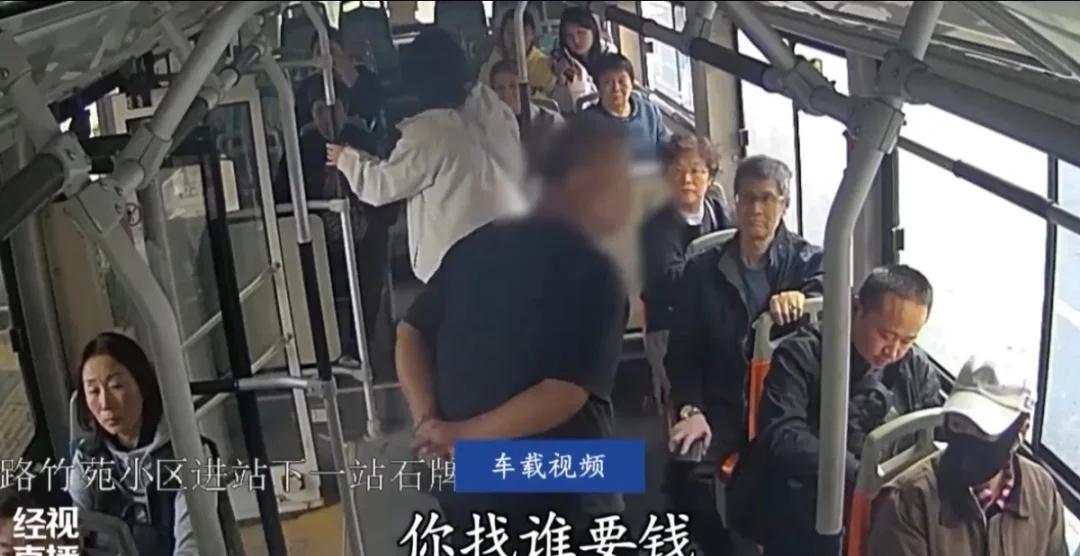 事发武汉公交车内：男子强行向女大学生索财前不久，在武汉公交613路的车厢里，突