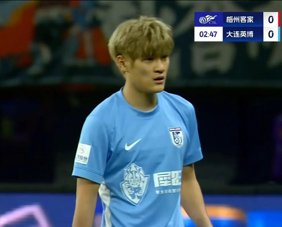 刘祝润在海港坐板凳，租去大连直接打成核心。三球两助，全场跑动像装了马达。李国