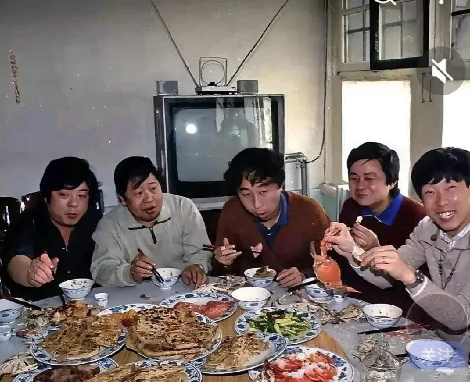 马东曾回忆，父亲马季只要在家，家里几乎从早到晚都有人来，一天能接待十几拨客人，吃