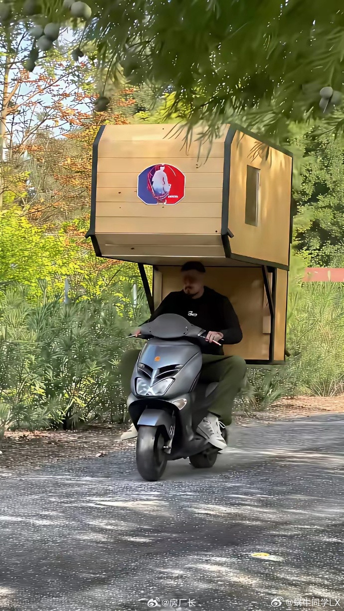把摩托车改装成房车，外国人真会玩。可千万不要遇到大风，不然........​​