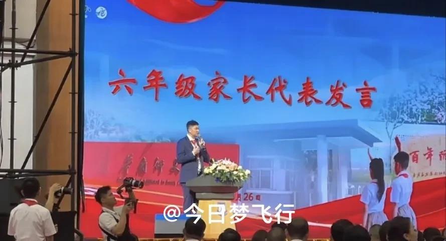 广东队杜锋、朱芳雨今天最新动态！今天上午，广东队主教练杜锋在广州到了华南师范大