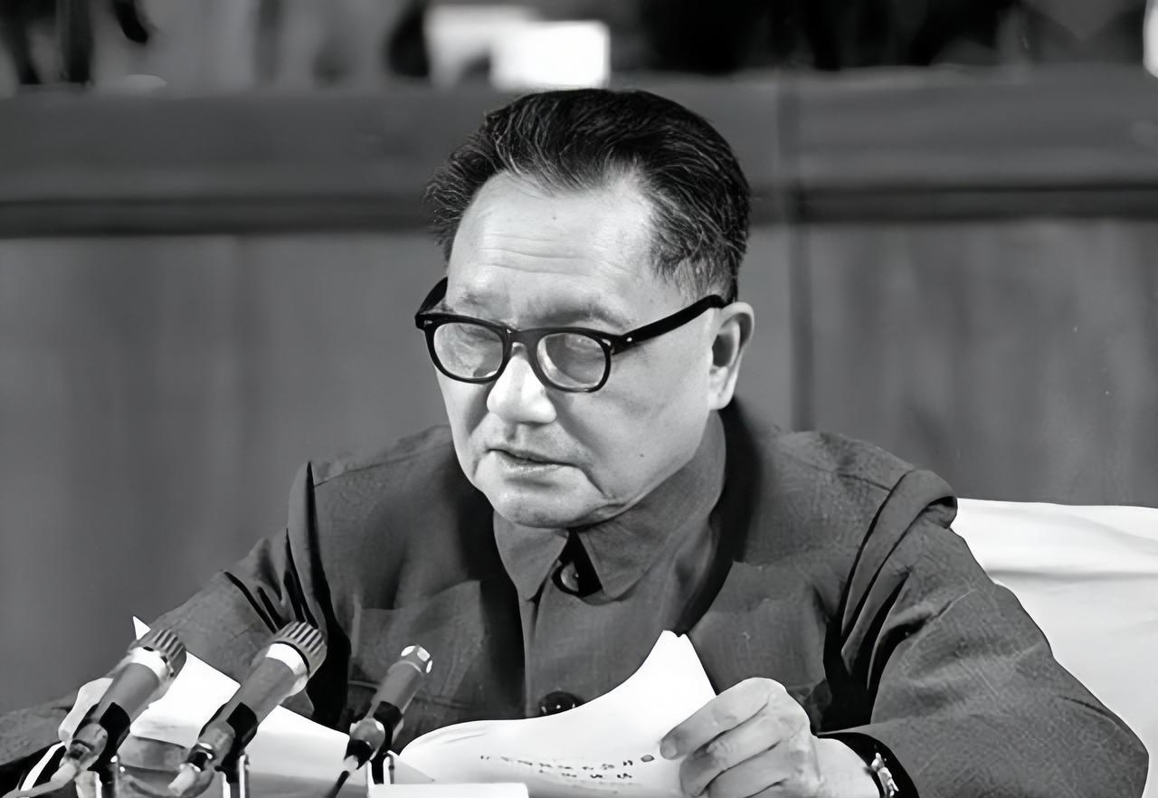 #MCN双量进阶计划#1989年9月，邓小平给中央政治局写信，请求辞去军委主席职