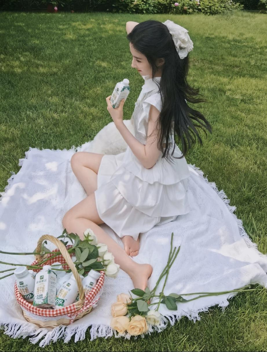 7月24日，刘亦菲全新大片出炉，网友说她冒充18岁，虽然她的皮肤很白，但修图后仍
