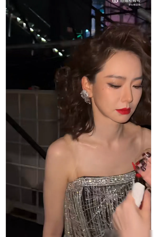 戚薇亲得太狠了，把自己嘴唇都亲白了。上台前，她摁着李承铉的脸补了口红，觉得印子不够深，又补了一次，重