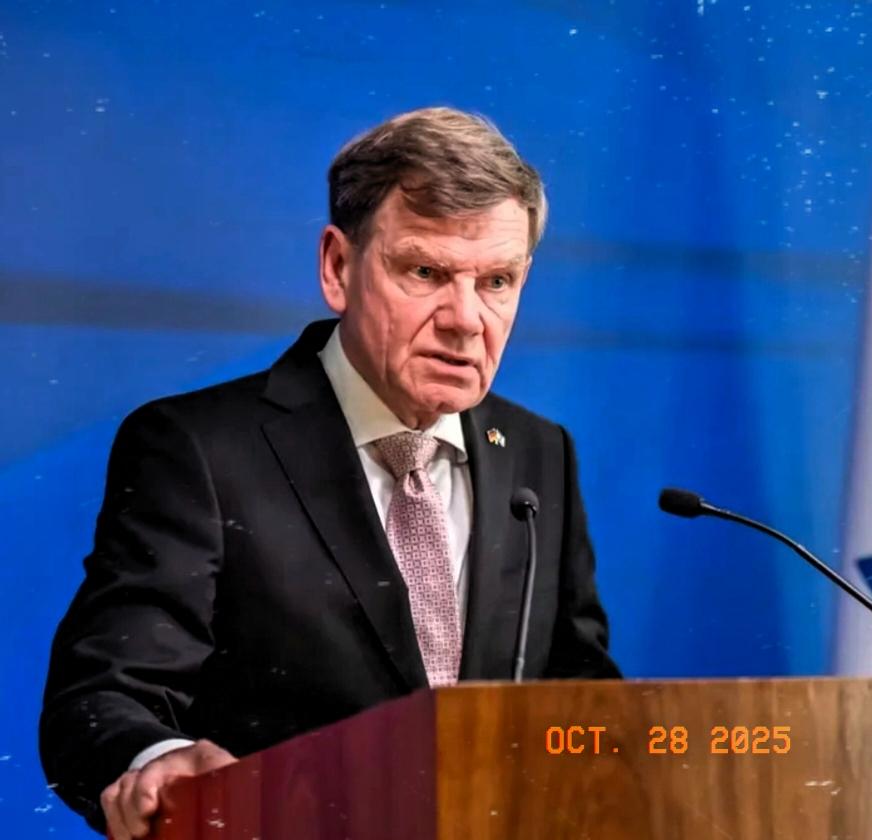 本就带着傲慢底色的德国外长瓦德富尔，此前突然搁置访华行程引发争议，近日面对媒体却