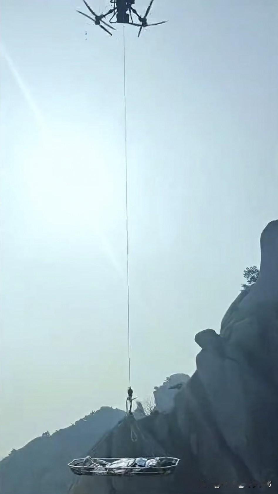 昨天崂山那个坠崖的博主，真的走了，太揪心了！明明那么多人劝他：“小心点，别太