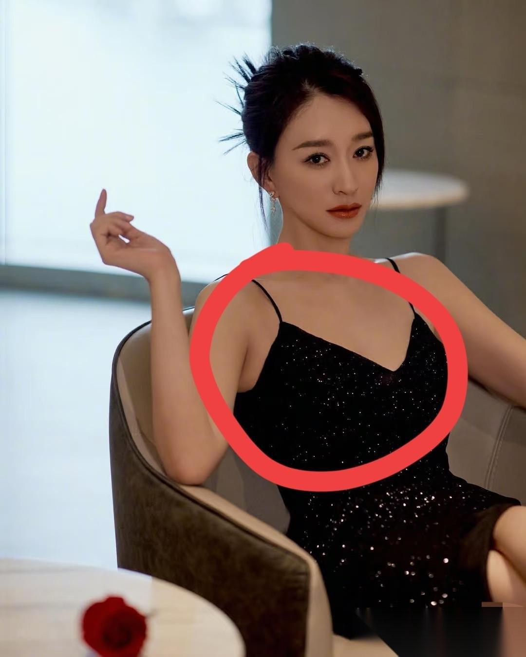 真是越来越不理解李小冉了，明明50岁的人了，头发稀少，小腹凸起，脸色蜡黄，这