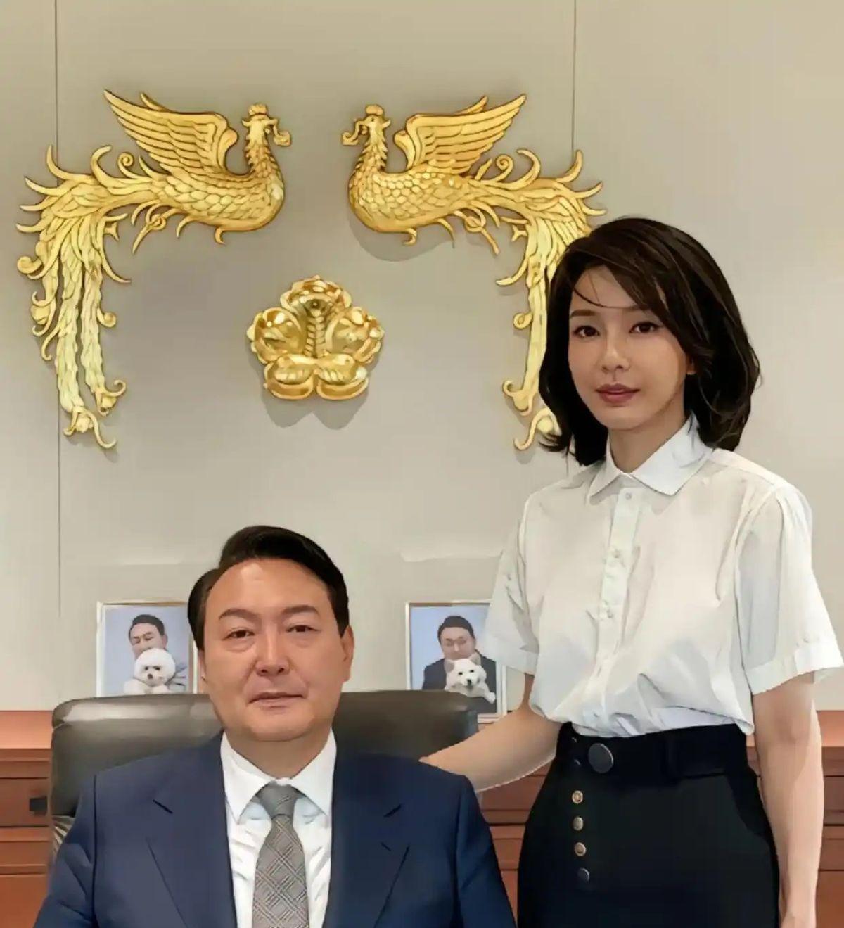 尹锡悦老婆一脸绝望走出法庭，以后只能在看守所睡地板当地时间12日深夜，韩国法院