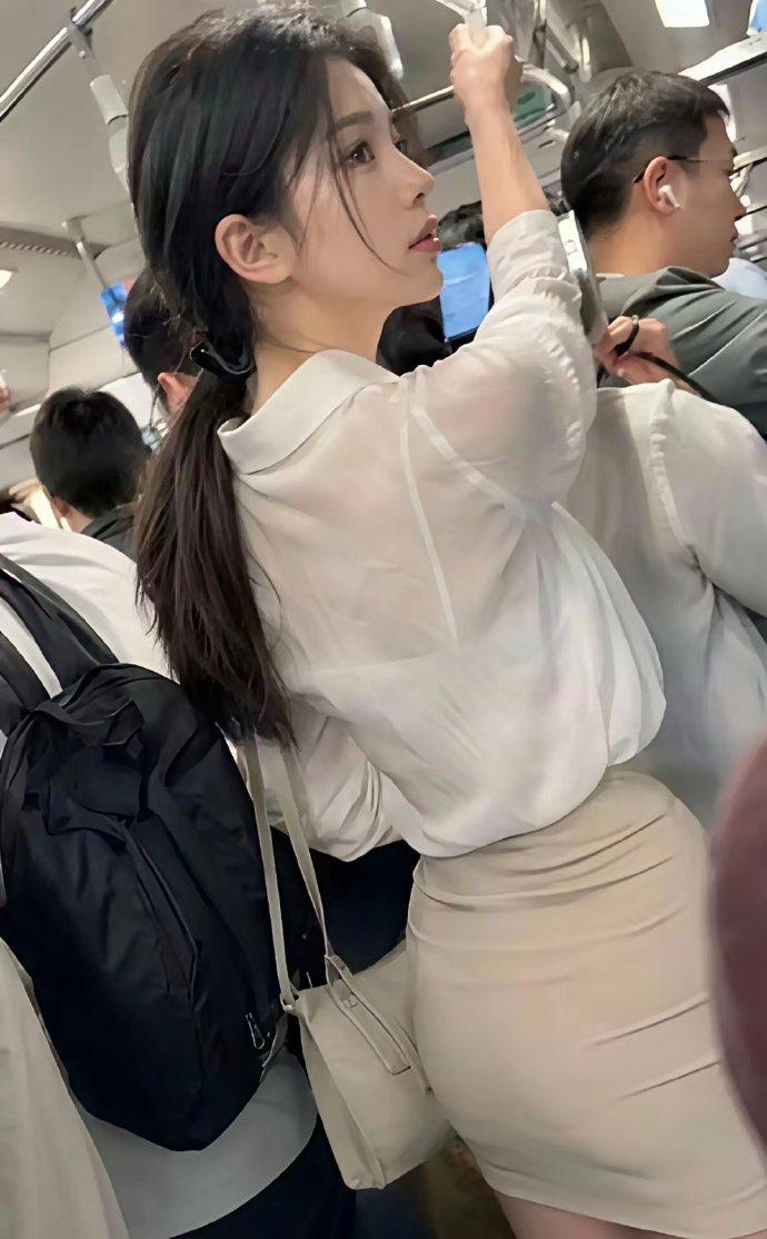 地铁真的出美女啊，这一眼忘不了有点像孟子义。