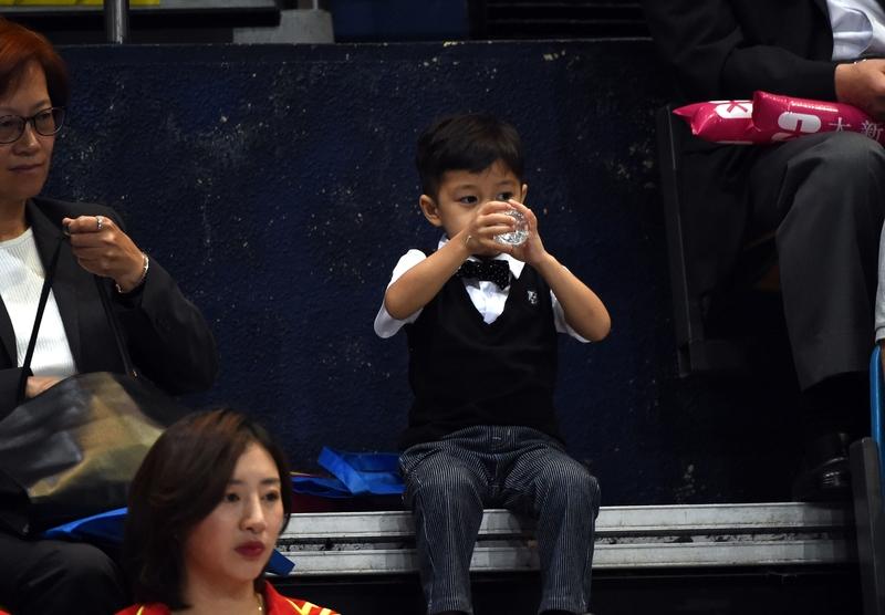 郭晶晶儿子买奶茶给霍震霆喝第一口12月25日，广州南沙街头网友偶遇郭晶晶霍启刚