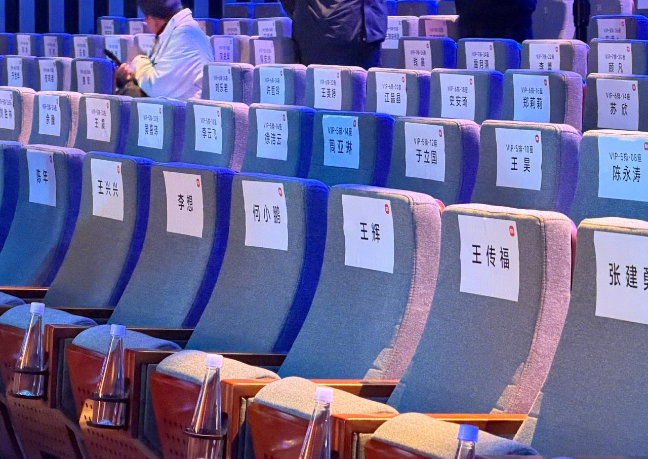 看看亲临小米新车发布会现场的这些大佬，就知道小米汽车在业内的地位了！王传福：比