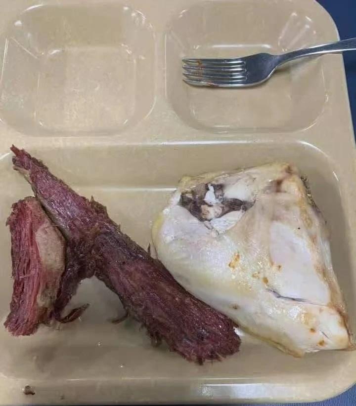 前几天，美国海军“林肯”号航母与“的黎波里”号两栖攻击舰上普通舰员的日常餐食照片