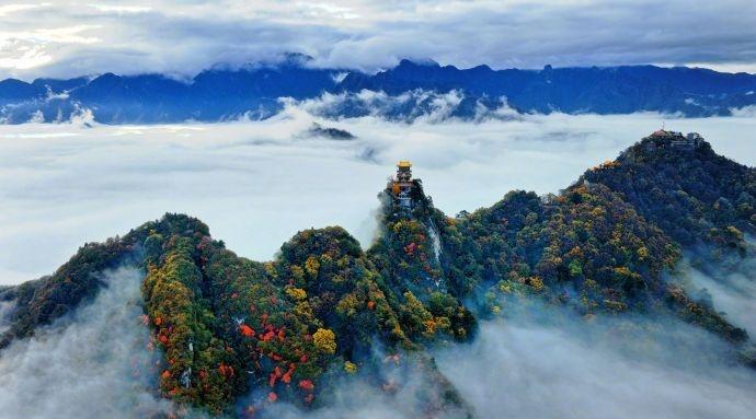 千峰横亘，层林尽染。via@中国国家地理晚安，西财~