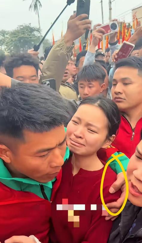 这个护小妈祖周全的绿衣男子不是别人，而是小妈祖的亲舅舅绿衣男子是小妈祖的亲舅