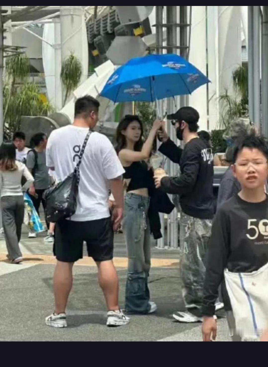 黄晓明现身新加坡，与一位年轻貌美的女性一同出游，引起网友热议，究竟是新恋情曝光还