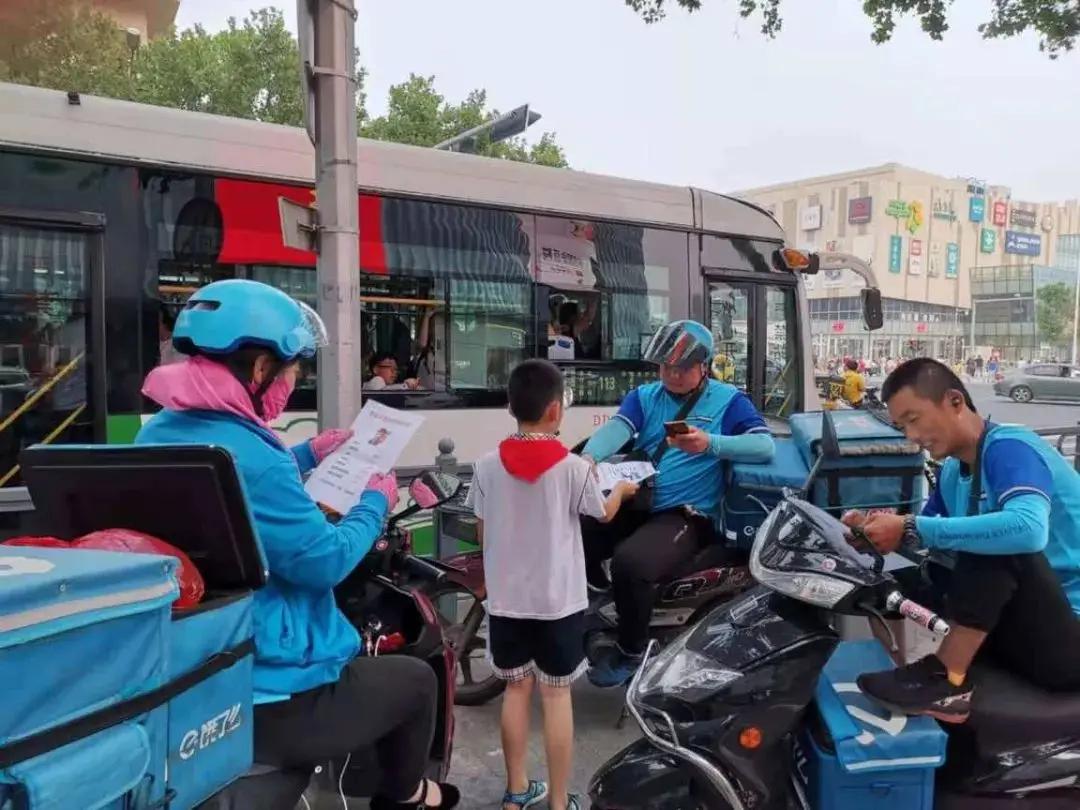 学生送外卖被处分又“撤回”：看似合理，实则暴露管理太随意事件速览重庆一高