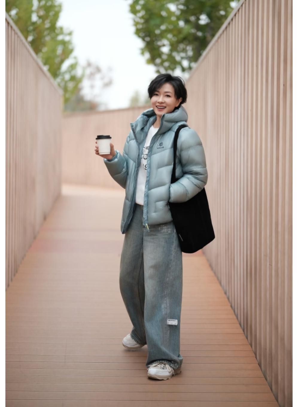 万茜，越来越漂亮，发型好看，羽绒服更好看。