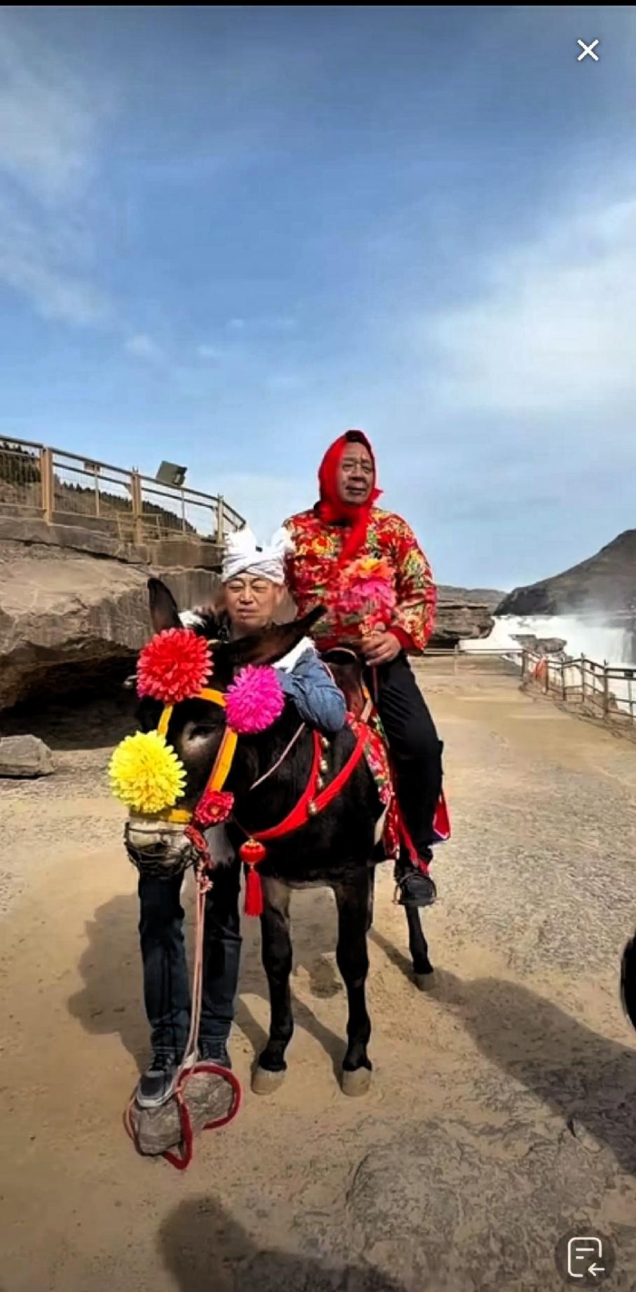 刚宣布退休没几天，胖东来老总于东来出来游玩再次被网友拍下，朴实又轻松的状态，让很