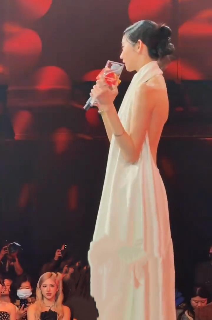 张艺凡露背礼服惊艳，肤如凝脂美如画，这背太完美太好看了[比心][赞][送自己一朵