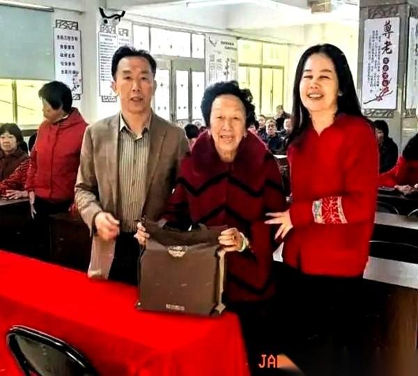 福建晋江后林村，一户人家办喜事，全村老人都上门了。但不是来随份子钱的，是来领钱