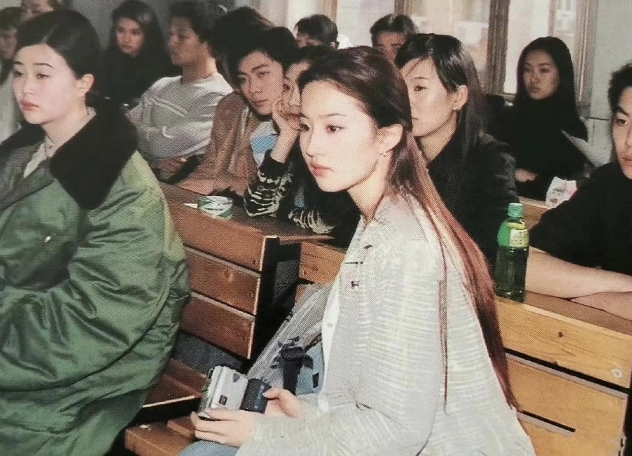 2004年，还在北影上大学时的刘亦菲与朱亚文，两人就坐前后桌，哈哈。难怪在大