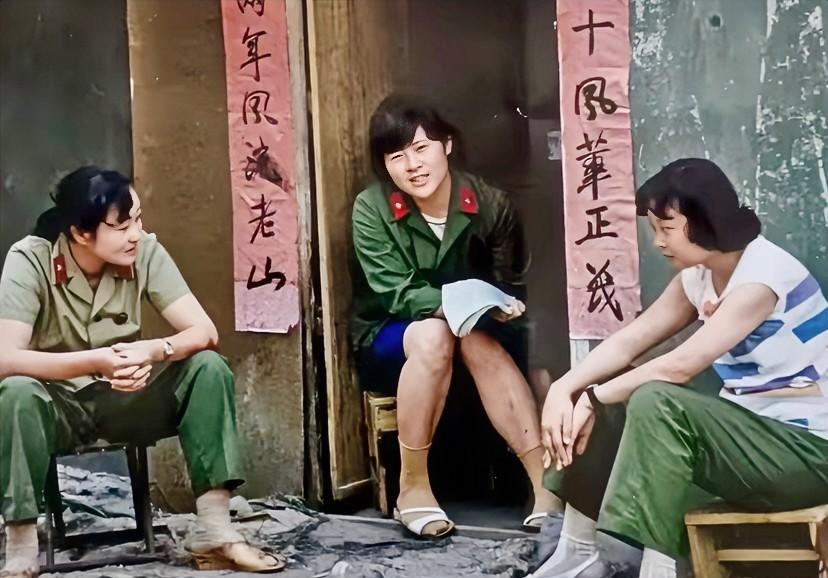 1987年，老山前线，3名年轻漂亮的女战士，正在闲聊。她们穿着军装，梳着时髦的头