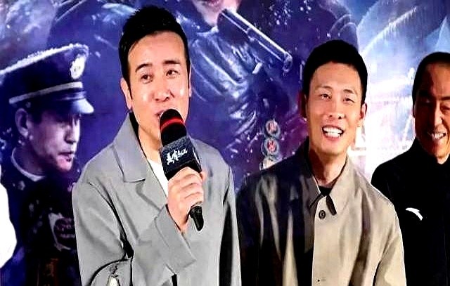 演警察被嘲戏路窄，张译转头甩出一组数据，硬生生堵住了全网的嘴。路演现场，张译弯腰搀着92岁的崔道植上