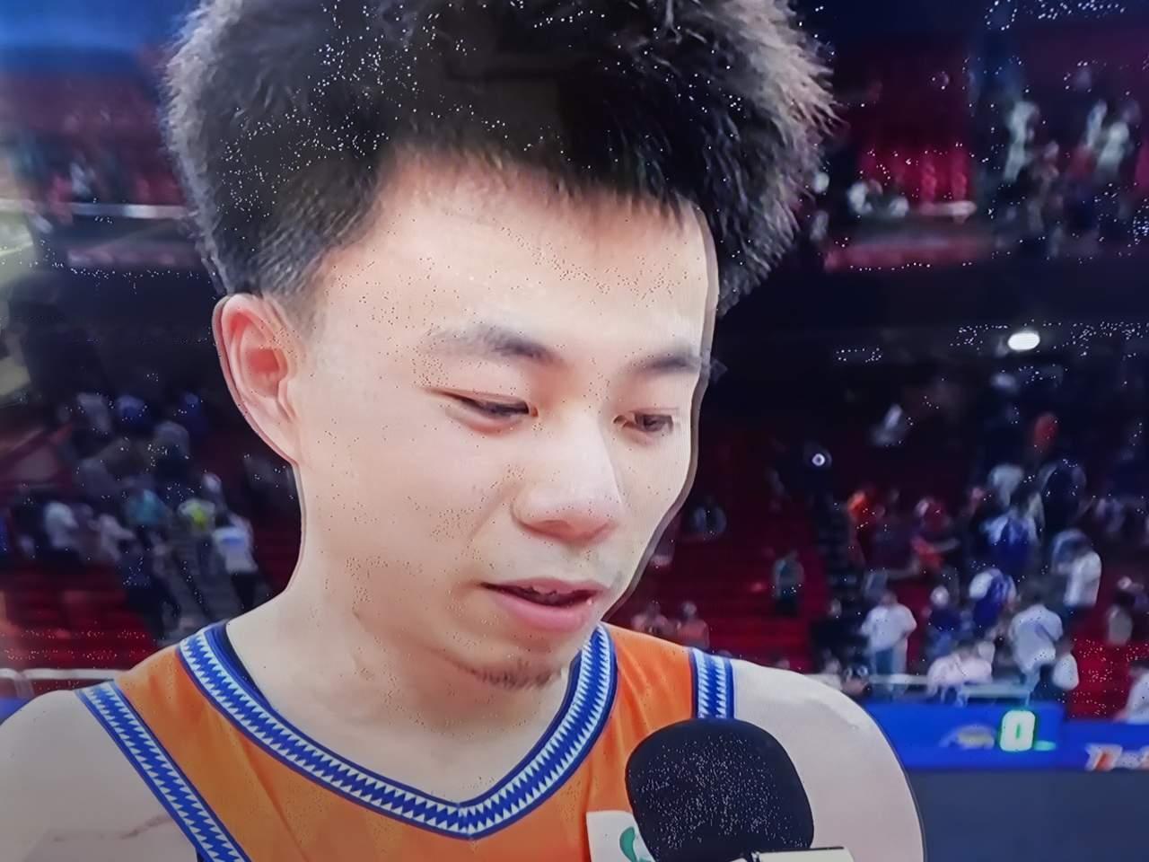 张镇霖还是那个张镇霖，奇怪的是为什么转投上海男篮，广东球迷就不再骂他了？为何现在