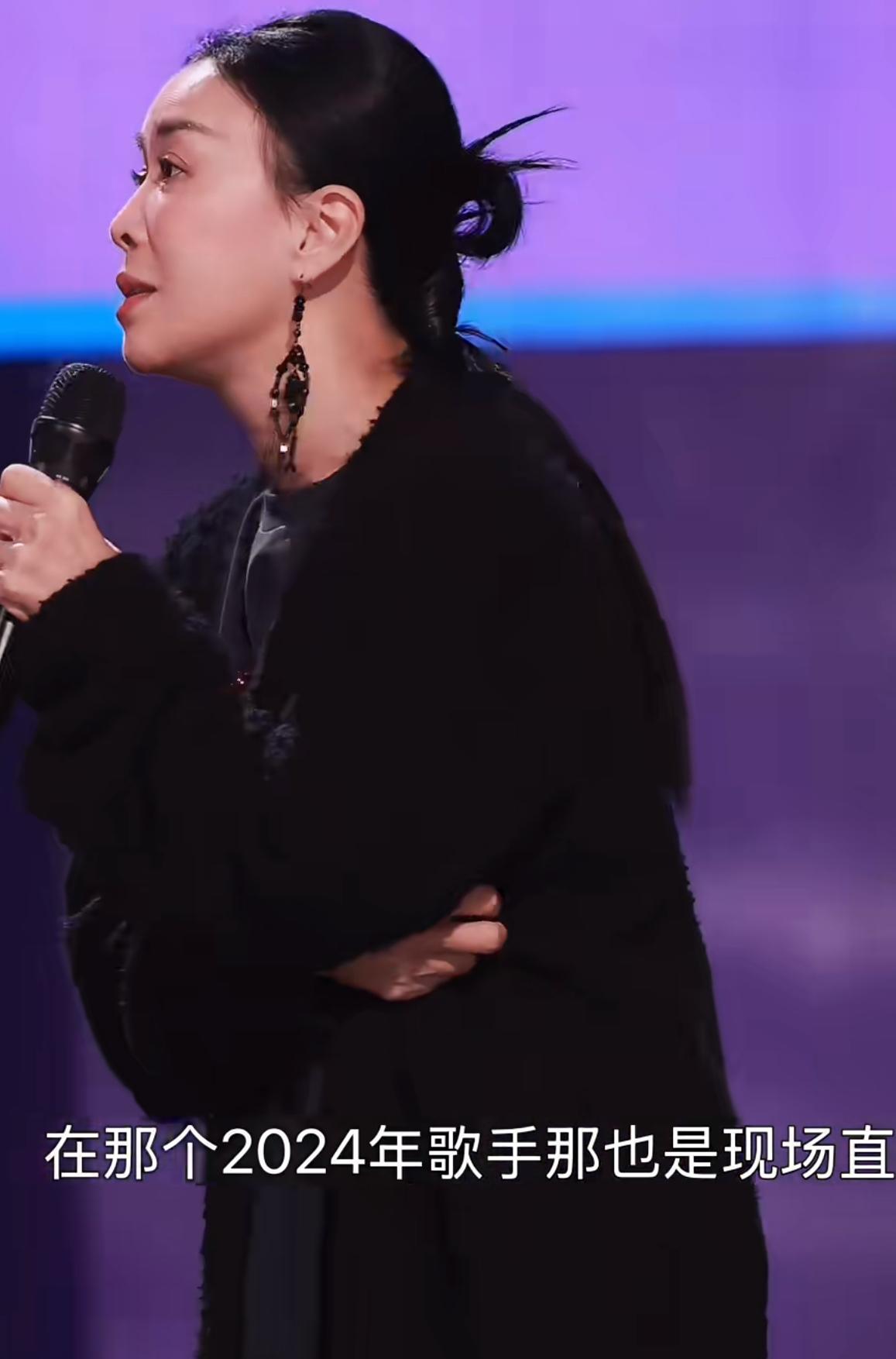 歌手直播给那英留下了这么大的阴影啊！在今晚《声名远扬》的舞台上，针对歌手的紧张