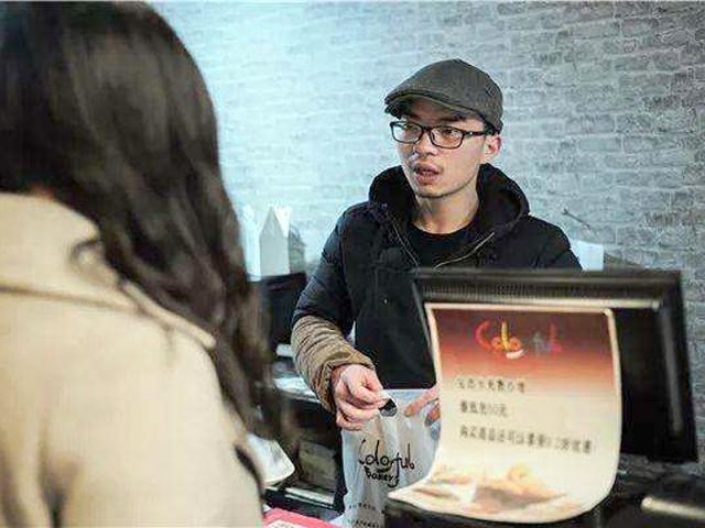浙大学霸黄晓斌: 他本是医学高材生, 却放弃读博机会, 改行做面包