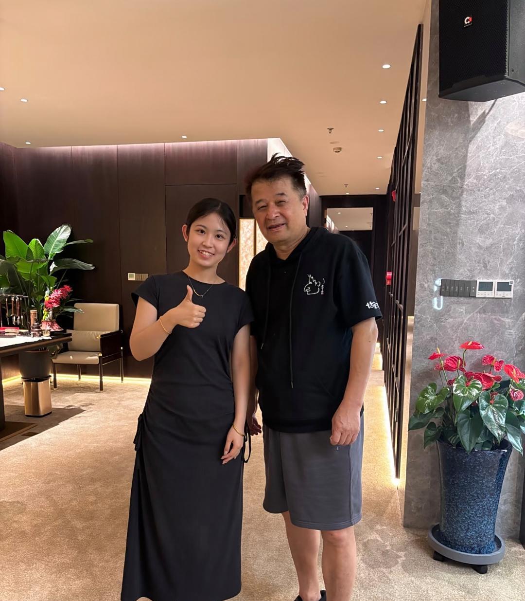 66岁毕福剑在北京被偶遇，他整个人苍老了好多，双眼好奇怪，看起来没精神，完全没有