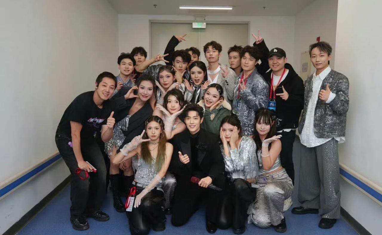 当顶流肖战与某舞团近十年的合作被曝光，所有人都惊了。十年？在流量迭代比翻书还