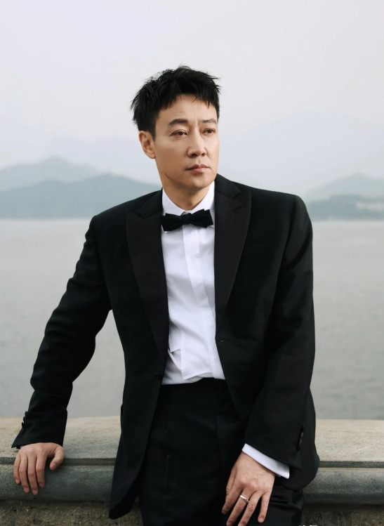辛柏青讲过，自己年轻的时候，常常在外面玩到很晚才回家。他的妻子媛媛对此毫无办法，