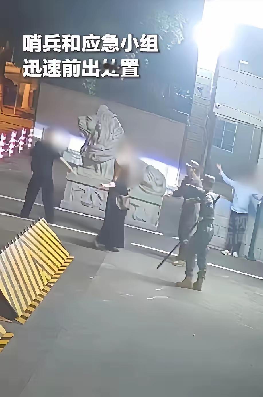 “太嚣张！”5月10日0点17分，成都武警营门前，一名男子嘴角带血