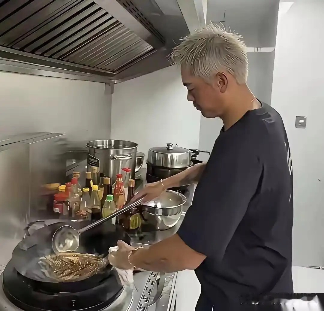 林丹才42岁，就已经满头白发了，看起来像50多岁！不得不说，运动员年轻时确实身