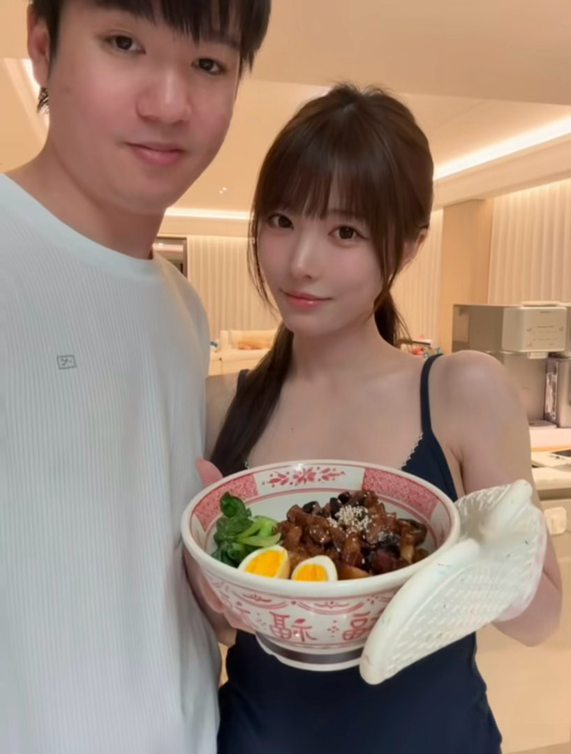 Letme老婆秋姐社媒晒给Letme做夜宵合照～不得不说退役之后家庭幸福美满，老
