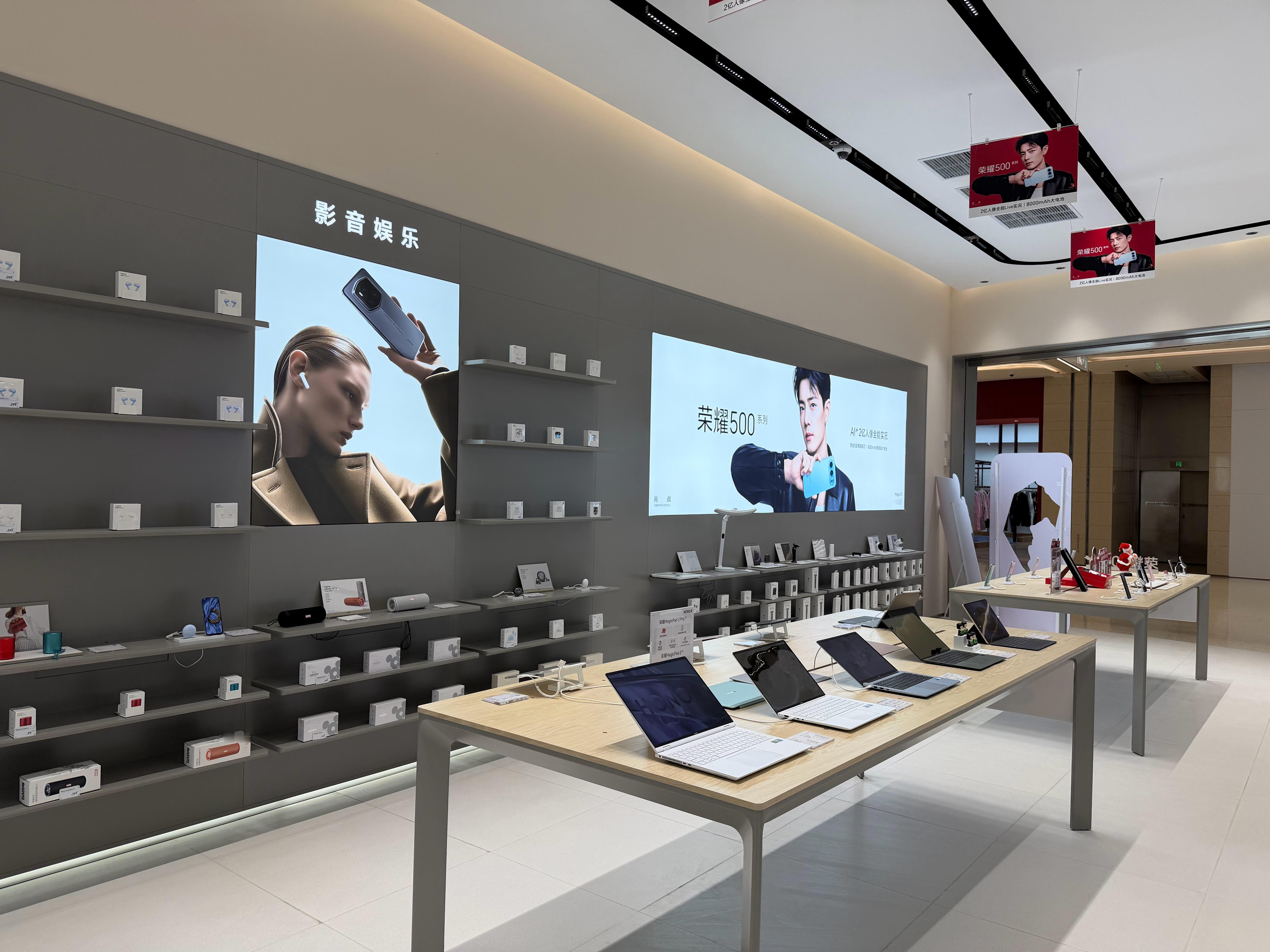 来荣耀店里给荣耀GTPro免费贴个膜，天天打游戏，疏油层都磨没了